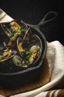 Рагу из моллюсков в соусе из белого вина на деревенской сковороде — стоковое фото