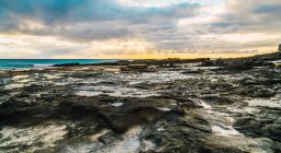 Удивительные береговые скалы на фоне живописного облачного неба — стоковое фото