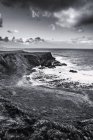 Vista panorámica a las olas del océano que lavan la costa rocosa - foto de stock