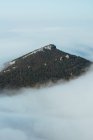 Мальовничий знімок гірського піку в густих хмарах — стокове фото