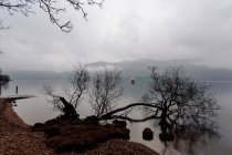 Vista panoramica sul lago nebbioso in montagna — Foto stock