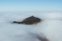 Paysage du sommet de la montagne sortant des nuages épais . — Photo de stock