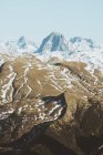 Вид с воздуха на солнечный горный ландшафт — стоковое фото