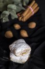 Vista de cerca de las típicas galletas y especias españolas - foto de stock