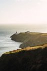 Вид на прибережні пагорби і спокійний океан — стокове фото