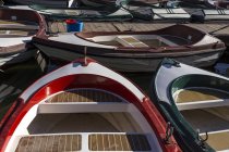 Урожай пришвартованные гребные лодки в небольшой причал — стоковое фото