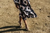 Земледельческая женщина в красивом платье ходит по земле в солнечный день — стоковое фото