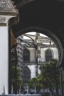 Вид через вишукану арку до деталей церковного фасаду — стокове фото