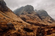 Мальовничий пейзаж туманних гір в осінній день — стокове фото