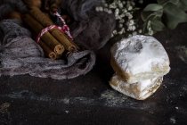 Nature morte de biscuits typiques espagnols et de cannelle — Photo de stock