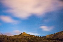 Vista panorámica de las nubes sobre las colinas por la noche - foto de stock