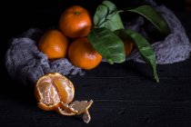 Naturaleza muerta de mandarinas frescas en la vieja mesa rural - foto de stock