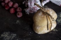 Nahaufnahme typischer spanischer Kekse mit Faden — Stockfoto