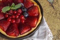 Cultivo delicioso pastel de fresas casero en el plato - foto de stock