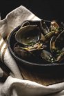 Обтинання Іспанська молюск рагу соусом з білого вина на сільському сковороді, у — стокове фото