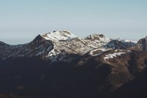 Paisaje escénico de montañas a la luz del sol - foto de stock
