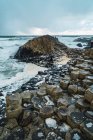 Вид на каміння і скелі на березі океану — стокове фото