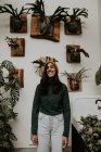 Retrato de una mujer sonriente de pie en el invernadero - foto de stock