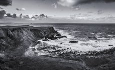 Paisaje de costa rocosa y olas oceánicas - foto de stock