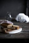 Natureza morta de fatias de bolo caseiras a bordo na mesa de madeira — Fotografia de Stock