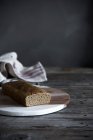 Stillleben von selbst gebackenem Kuchen an Bord — Stockfoto