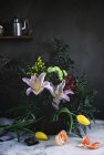Stillleben Blumenstrauß auf dem Tisch mit Mandarine — Stockfoto