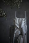 Nature morte avec tissu blanc accroché sur la chaise — Photo de stock