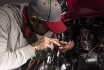 Портрет механического ремонта двигателя мотоцикла — стоковое фото