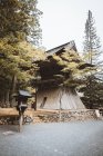 Екстер'єр традиційної східної будівлі в лісі — стокове фото
