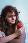 Portrait of smiling woman with apple — Stock Photo