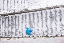 Diretamente acima da vista da pessoa que sobe escadas com neve — Fotografia de Stock