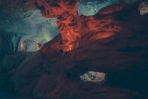 Malerischer Blick auf beleuchtete Wege und Durchgänge in natürlichen Höhlen. — Stockfoto