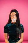 Asiatico donna soffiando gomma da masticare bolla e smorzare a macchina fotografica — Foto stock