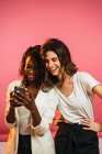 Fröhliche Frauen posieren für Selfie — Stockfoto