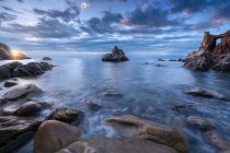 Marinha idílica de costa rochosa sob paisagem nebulosa cênica — Fotografia de Stock