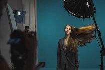 Rossa donna in posa presso la fotocamera in studio — Foto stock