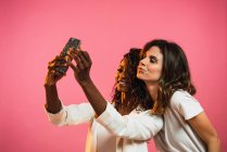 Mulheres alegres posando para selfie — Fotografia de Stock
