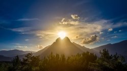 Luz do pôr do sol brilhando atrás da montanha Pedraforca — Fotografia de Stock