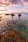 Paysage de la côte rocheuse sous le coucher du soleil — Photo de stock