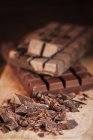 Gocce di cioccolato su tavola di legno — Foto stock