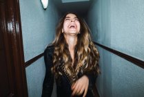 Porträt einer lachenden Frau beim Gang durch den Saal — Stockfoto