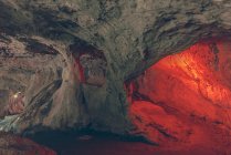 Vista para formas iluminadas e buracos em cavernas . — Fotografia de Stock
