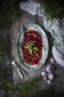Stillleben der Gazpacho-Suppe im Teller auf Holztisch — Stockfoto