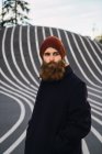 Retrato del hombre barbudo posando en la colina de asfalto - foto de stock