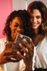 Mujeres alegres posando para selfie - foto de stock