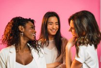 Fröhlich multirassische Freundinnen posieren — Stockfoto