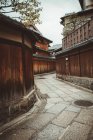 Alley between traditional small wooden oriental houses — Stock Photo