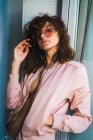Спокуслива жінка в піджаку на оголеному тілі і сонцезахисних окулярах — стокове фото