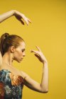 Seitenansicht einer rothaarigen Frau, die im Studio tanzt — Stockfoto