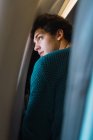 Вид сбоку на человека, смотрящего в окно самолета — стоковое фото